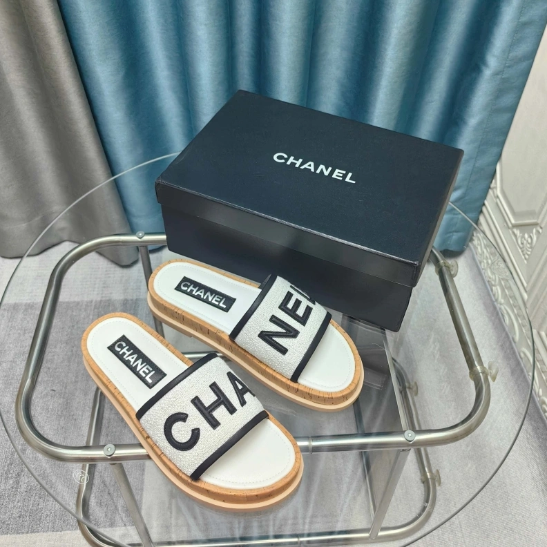 WellDesigned Chxnxl Slippers 121743