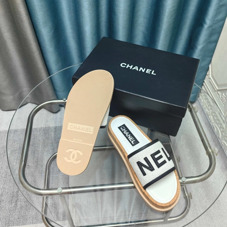 WellDesigned Chxnxl Slippers 121743