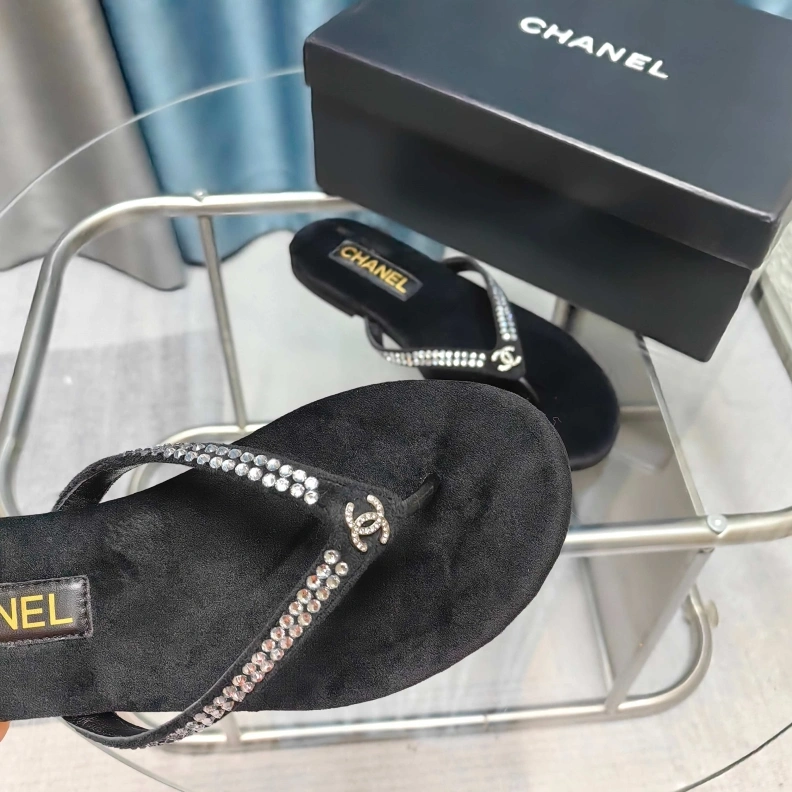 Comfortable Chxnxl Slippers 121723