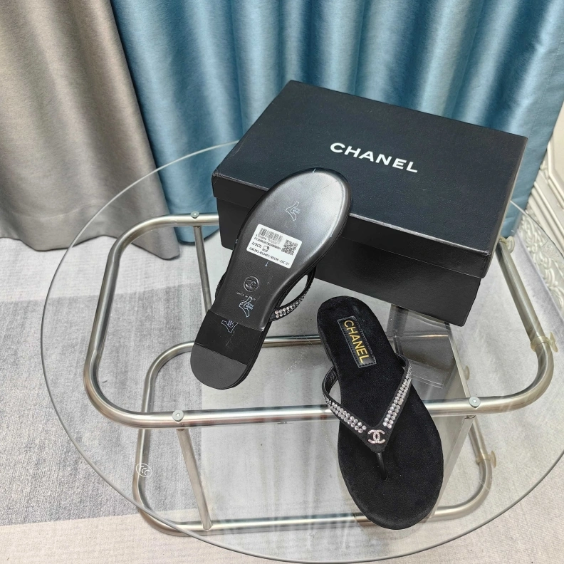 Comfortable Chxnxl Slippers 121723
