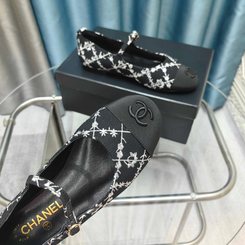 Comfortable Chxnxl Slippers 121726