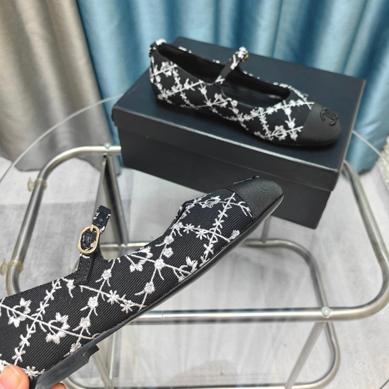 Comfortable Chxnxl Slippers 121726