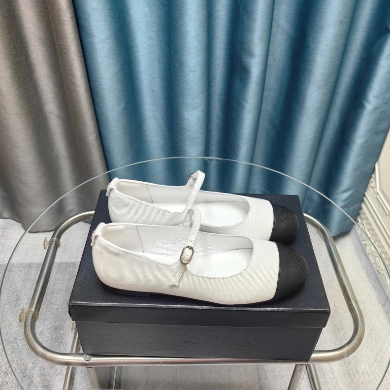 Unique Chxnxl Slippers 121724