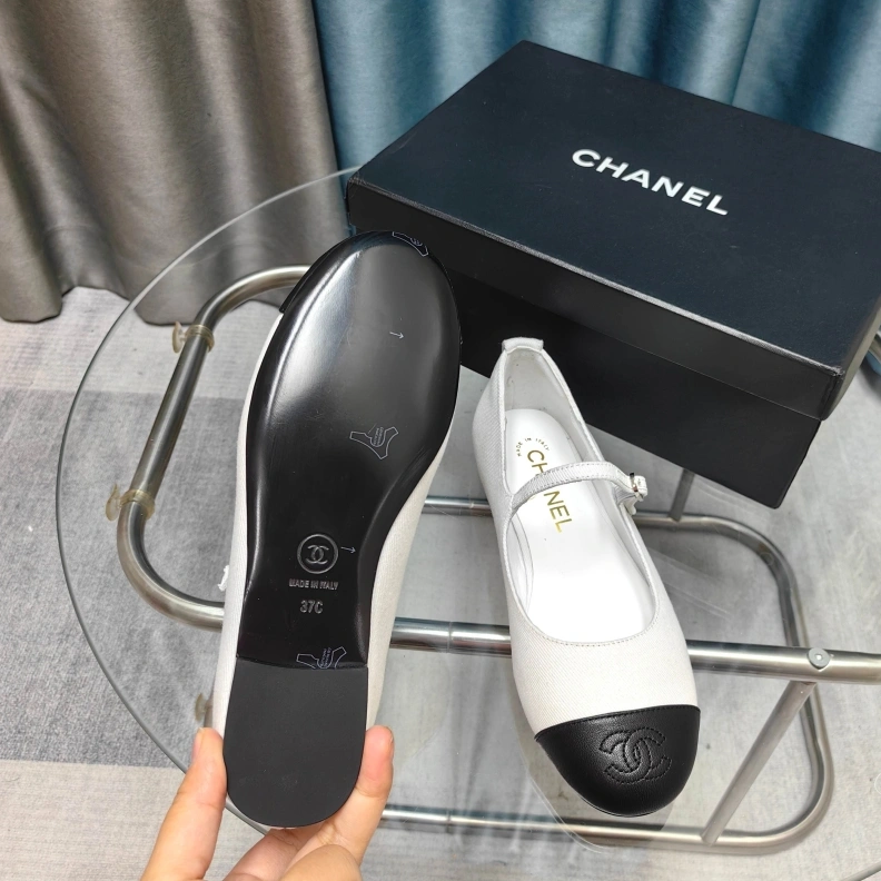 Unique Chxnxl Slippers 121724