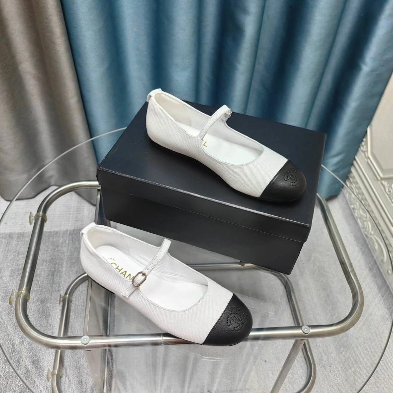 Unique Chxnxl Slippers 121724
