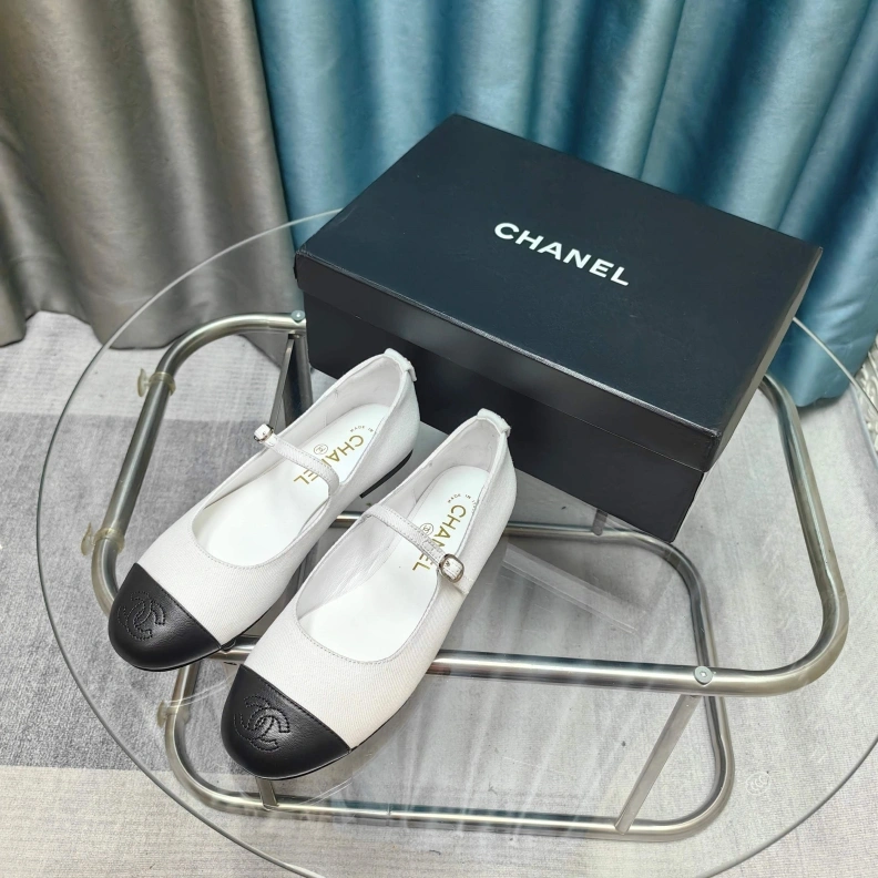 Unique Chxnxl Slippers 121724