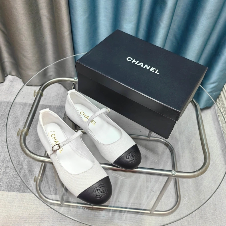 Unique Chxnxl Slippers 121724
