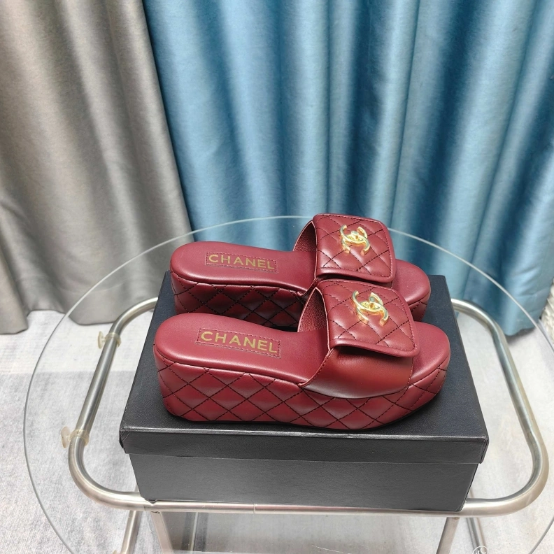 WellDesigned Chxnxl Slippers 121716