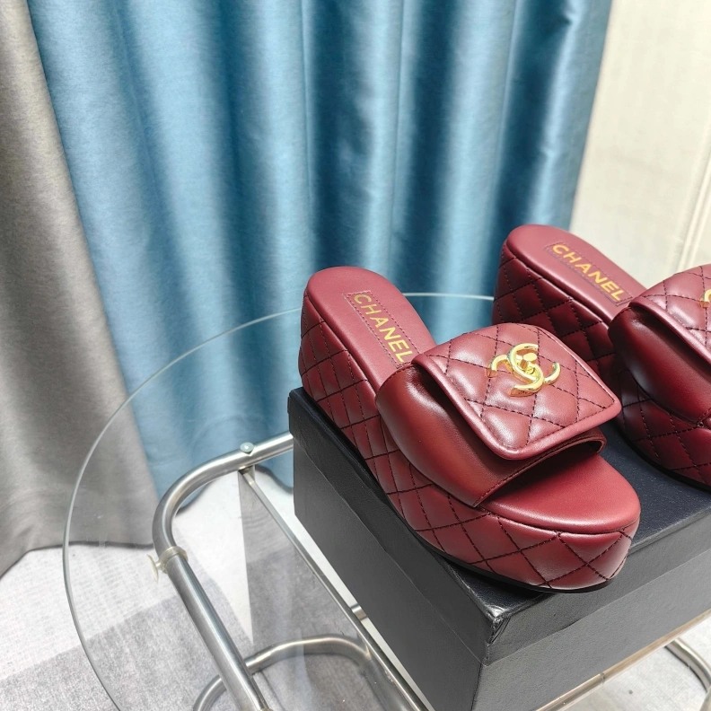 WellDesigned Chxnxl Slippers 121716
