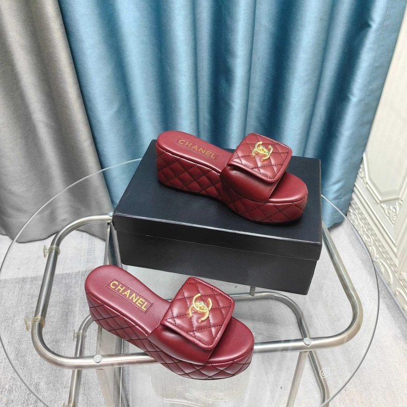 WellDesigned Chxnxl Slippers 121716