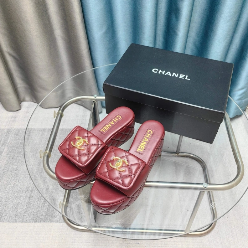 WellDesigned Chxnxl Slippers 121716