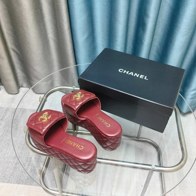 WellDesigned Chxnxl Slippers 121716
