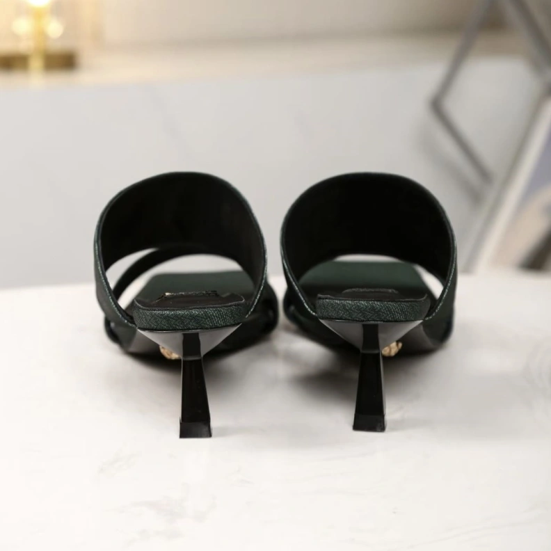 Resilient Gxvxnchy Sandals 152966