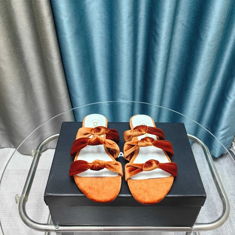 Comfortable Chxnxl Slippers 121719