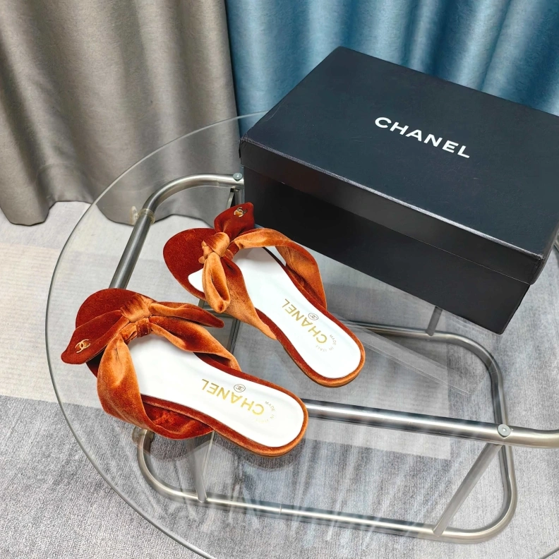 Vibrant Chxnxl Slippers 121697