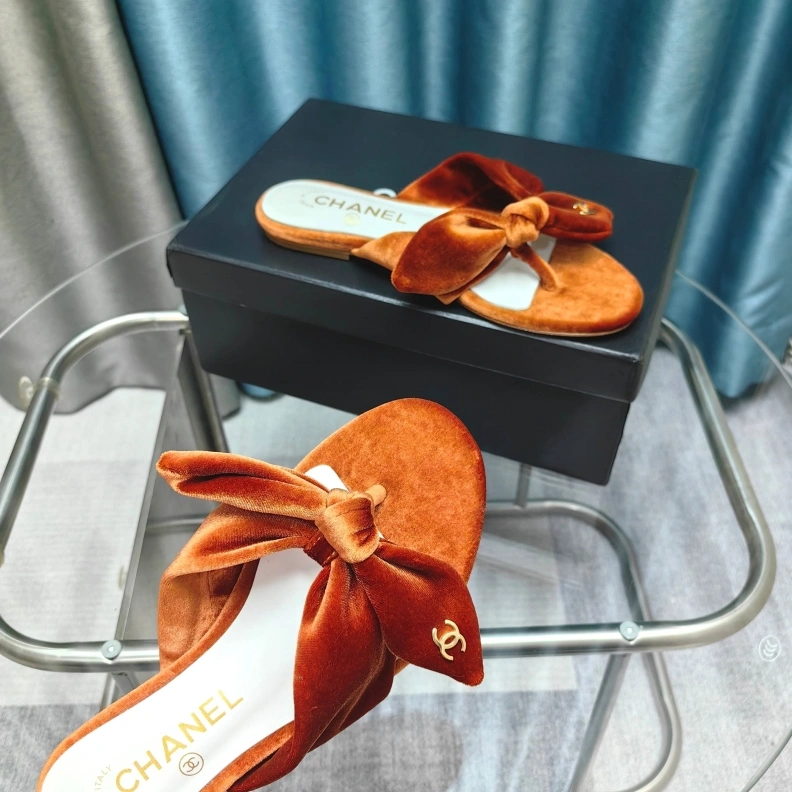 Vibrant Chxnxl Slippers 121697