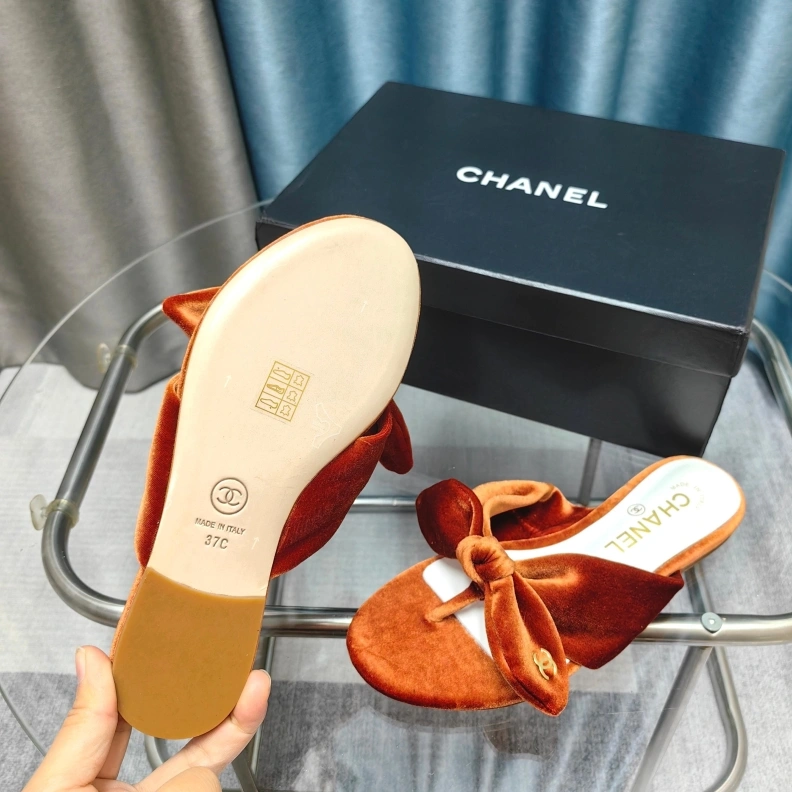 Vibrant Chxnxl Slippers 121697