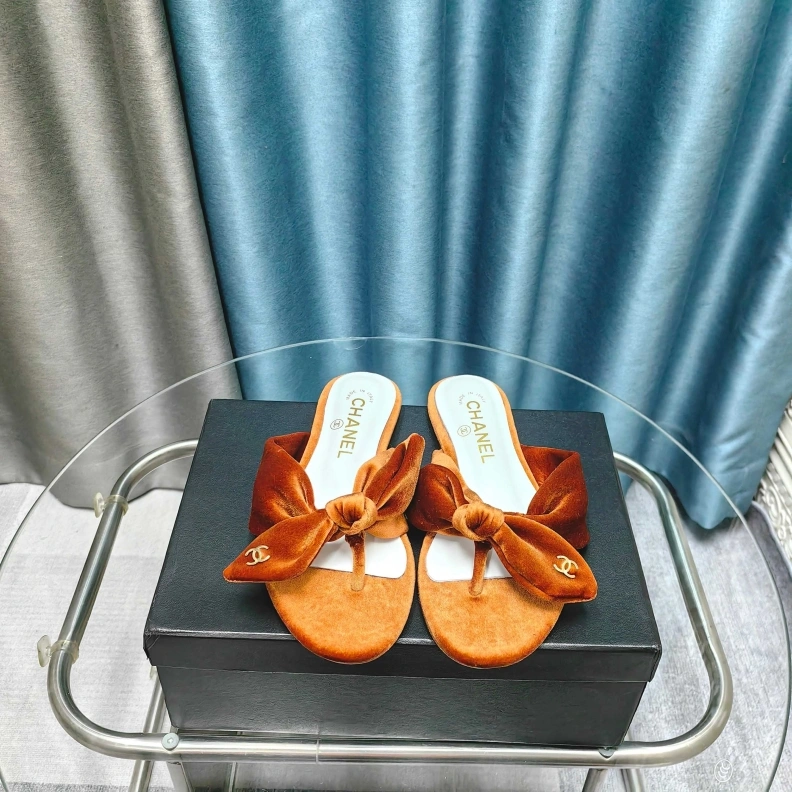 Vibrant Chxnxl Slippers 121697