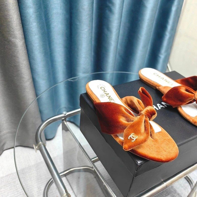 Vibrant Chxnxl Slippers 121697