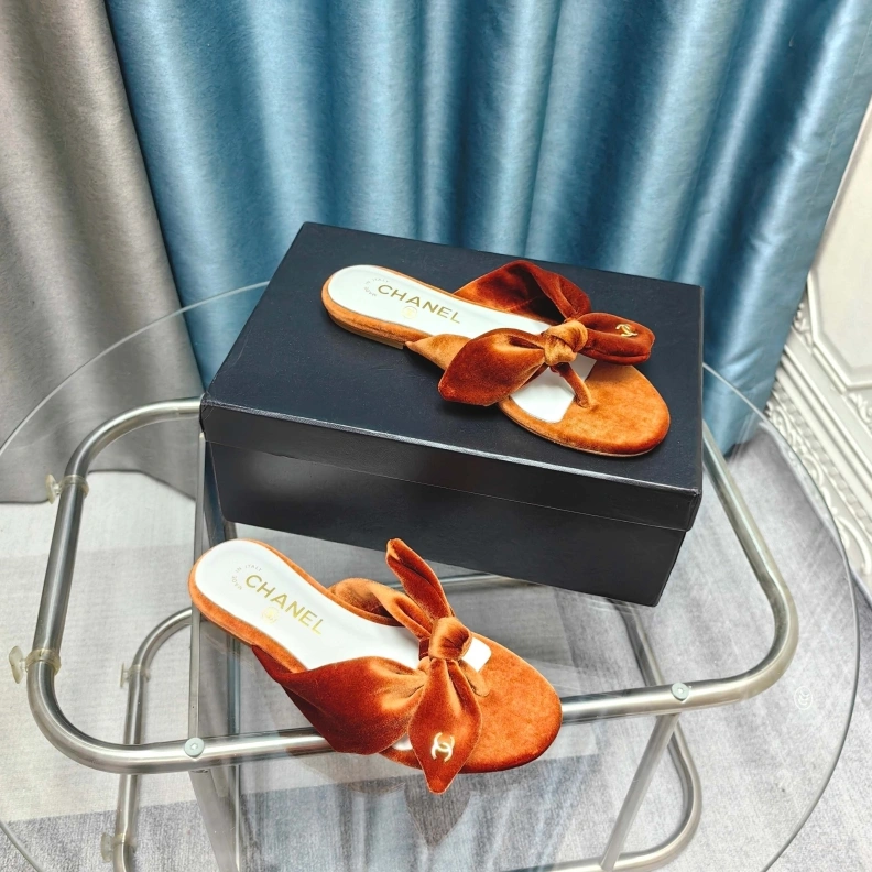 Vibrant Chxnxl Slippers 121697