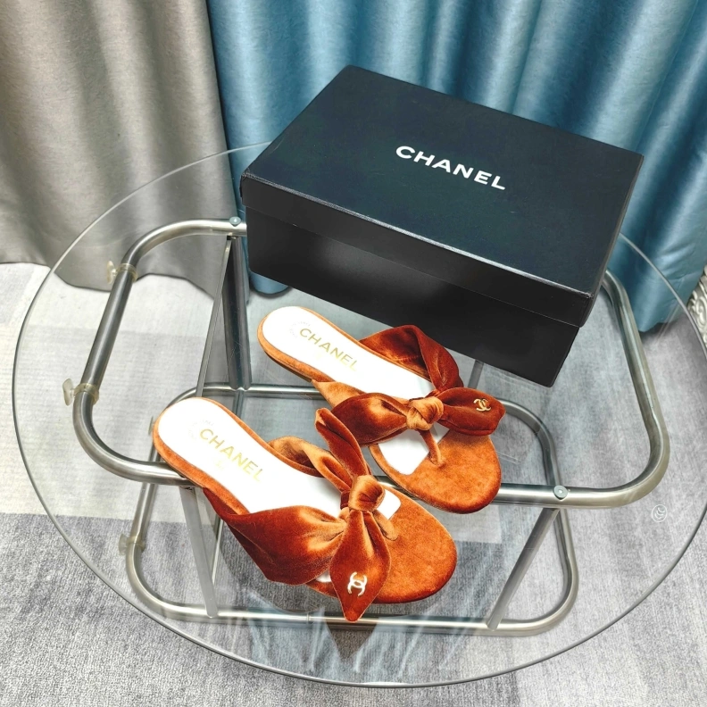 Vibrant Chxnxl Slippers 121697