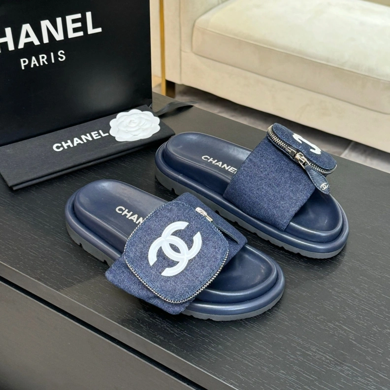 Versatile Chxnxl Slippers 121678