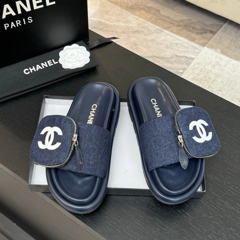 Versatile Chxnxl Slippers 121678