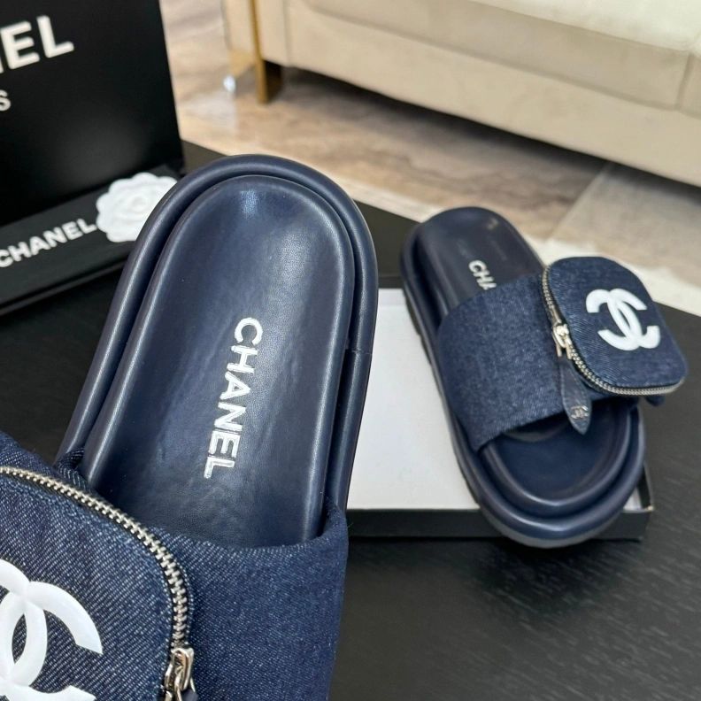 Versatile Chxnxl Slippers 121678