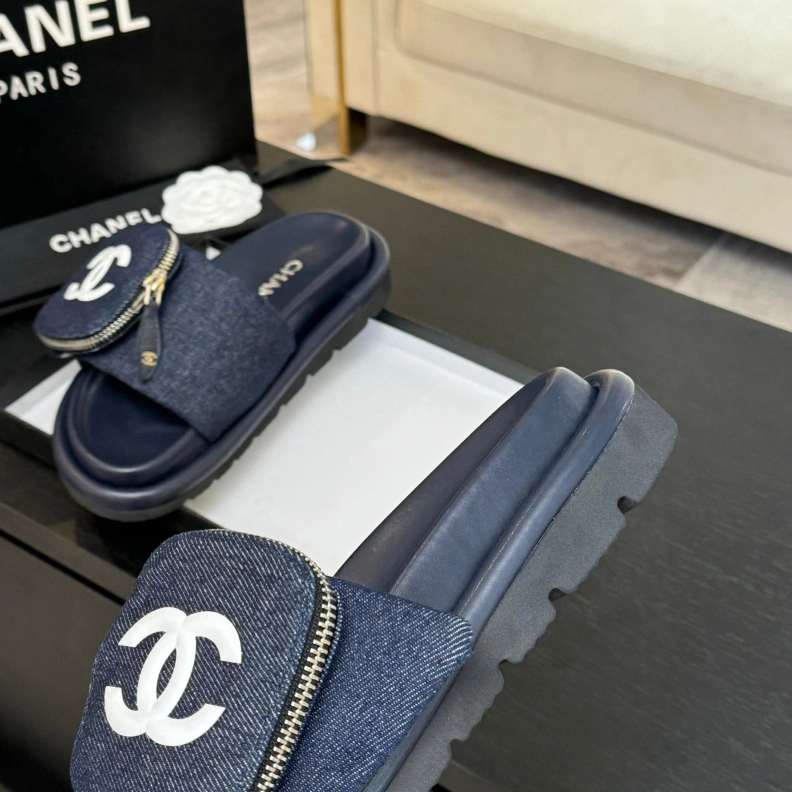 Versatile Chxnxl Slippers 121678