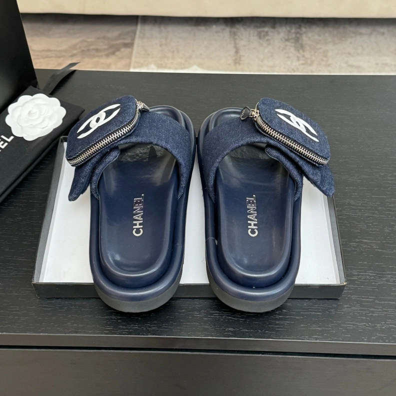 Versatile Chxnxl Slippers 121678