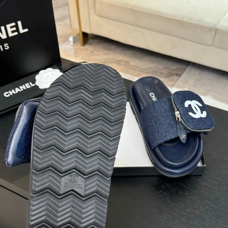 Versatile Chxnxl Slippers 121678