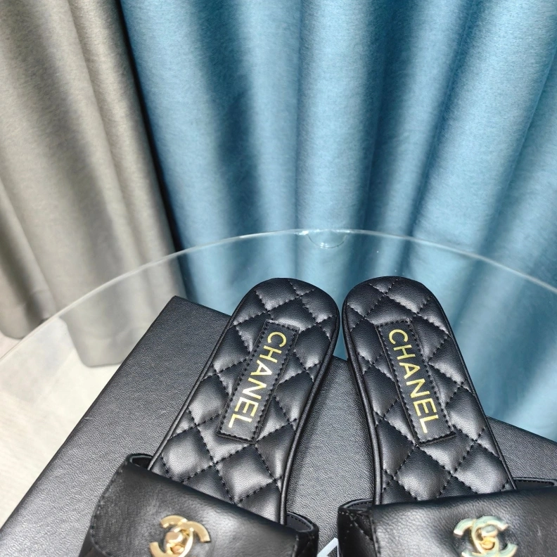 Lightweight Chxnxl Slippers 121677