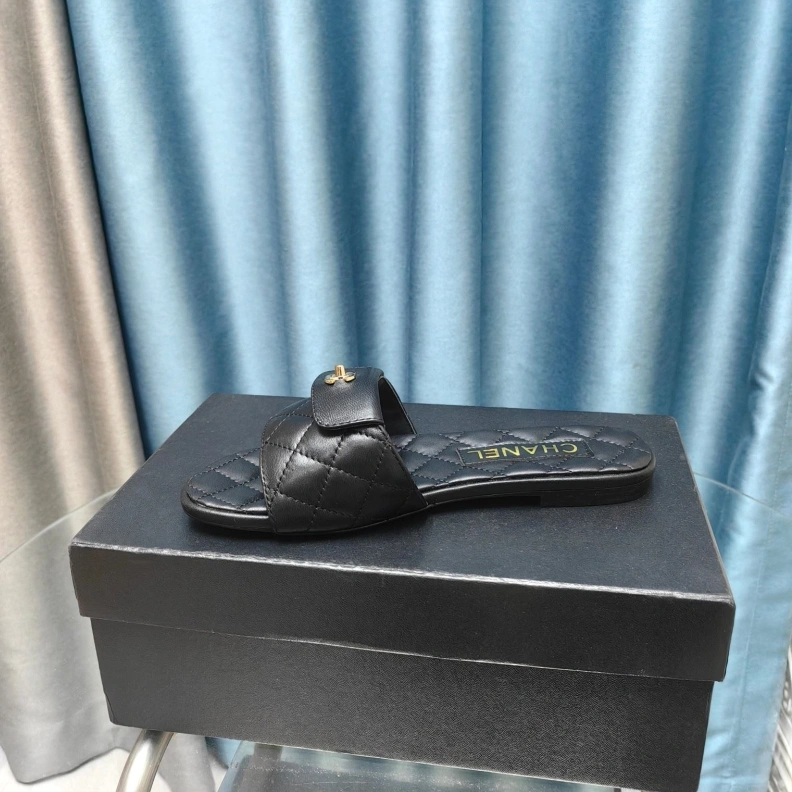 Lightweight Chxnxl Slippers 121677