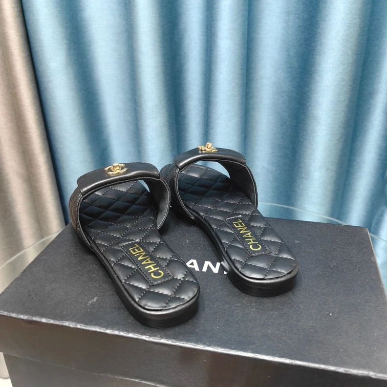Lightweight Chxnxl Slippers 121677