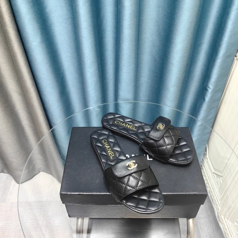 Lightweight Chxnxl Slippers 121677